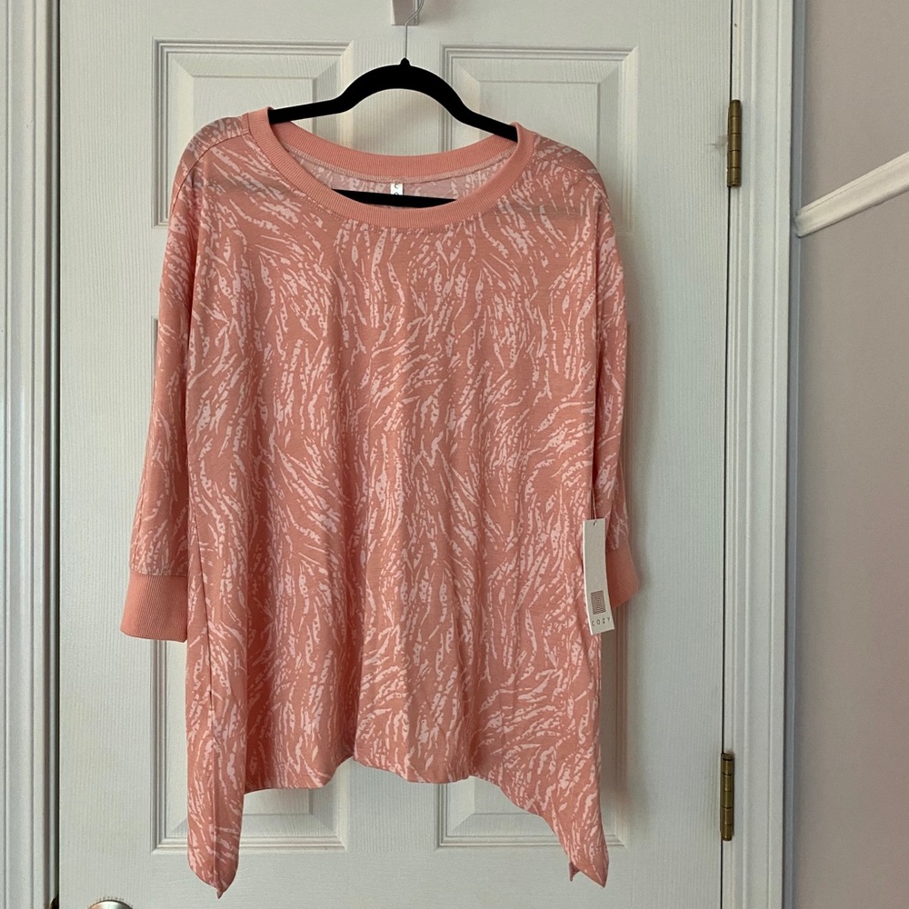 LuLaRoe 3/4 sleeved shark bite tee
